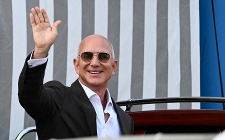 Ex-Washington Post staffer accuses Jeff Bezos of trying to 'survive' Trump rather than save paper