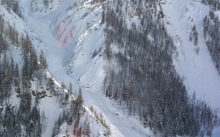 2 skiers killed in avalanche on popular Mont Blanc skiing route near French-Swiss border