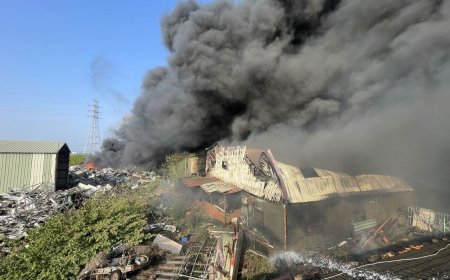 雲林褒忠資源回收場大火！黑煙直衝天際　4縣市聯手搶救