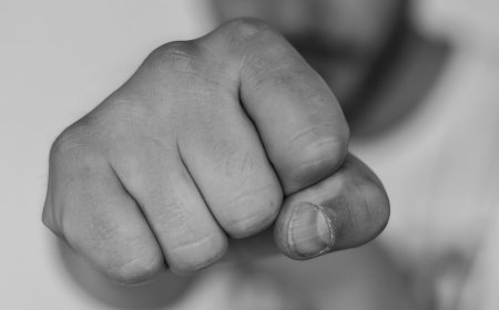 鄰居糾紛「強拍無辜幼童」　婦人手機被摔壞還得賠3萬9千元