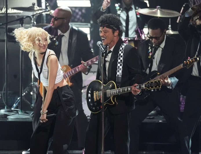 Rosé疊搭Tiffany珠寶展搖滾魅力　高唱〈Apt.〉嗨翻葛萊美