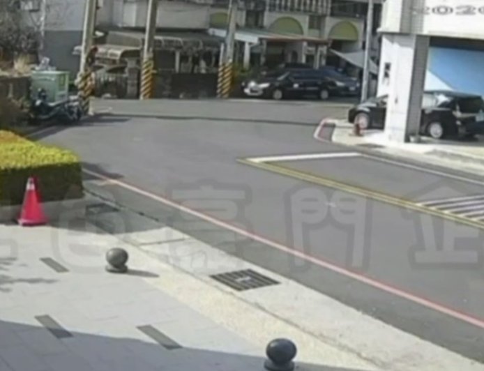 少年20槍掃射茶行畫面曝光　犯案超冷靜「拍槍身排除故障」繼續轟