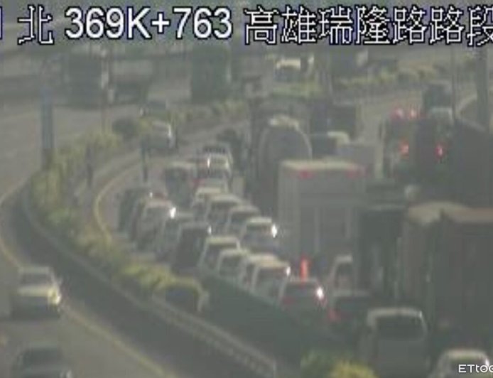 快訊／國1南下五甲系統3車追撞！3人送醫　後方塞爆變停車場