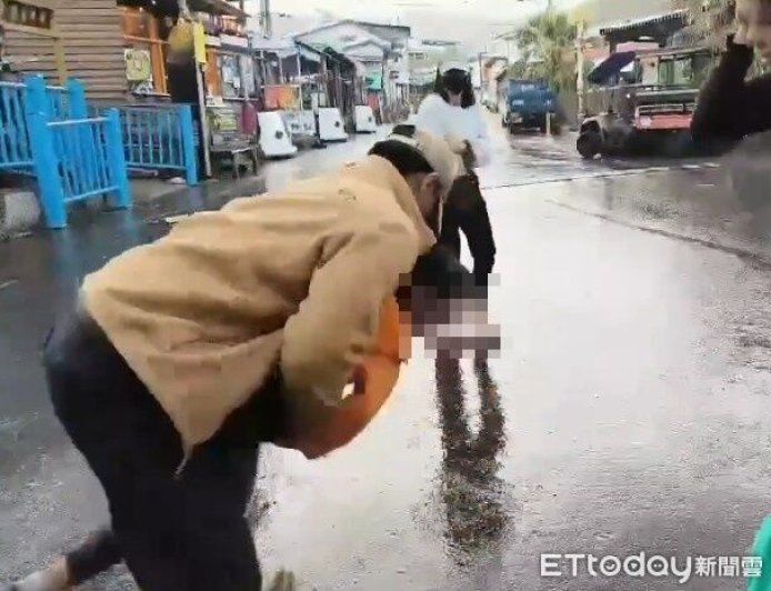 女童誤吞彈珠臉發白！台東民宿老闆神救援　哈姆立克搶回一命