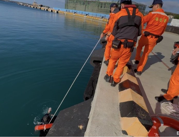 馬公商港驚傳落海！男緊靠涵洞邊呼救　海巡急丟救生圈救人