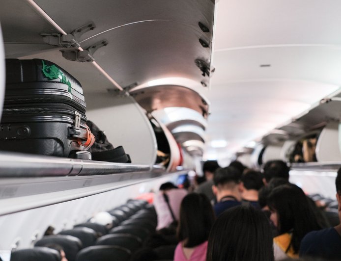 機艙最髒不是廁所！　空服員認「置物櫃沒在清」放外套超噁心