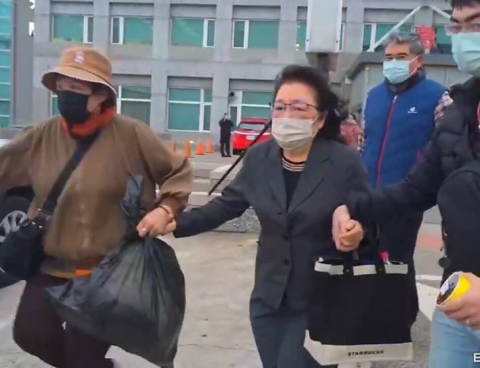 澎湖縣長陳光復重摔！妻子陪同送高雄治療　救護車前往機場畫面曝