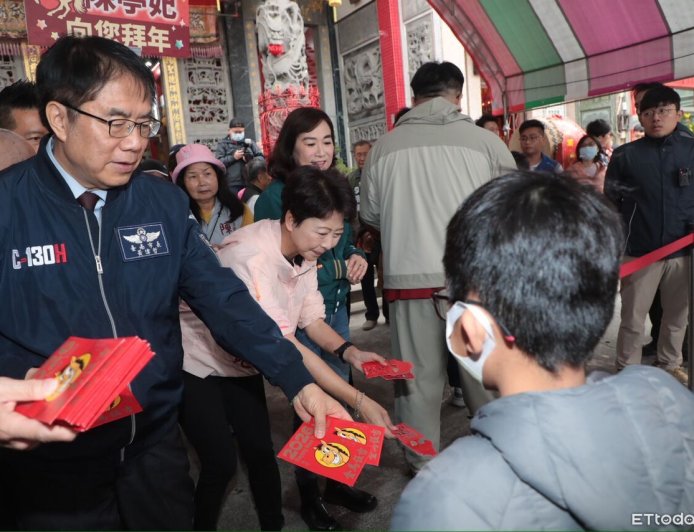 黃偉哲大年初一走春新化朝天宮　敲第一鑼鼓發紅包迎馬年
