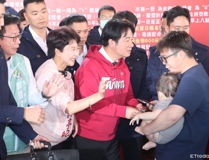 賴清德首站台南麻豆代天府發紅包　黃偉哲陪同向鄉親拜年