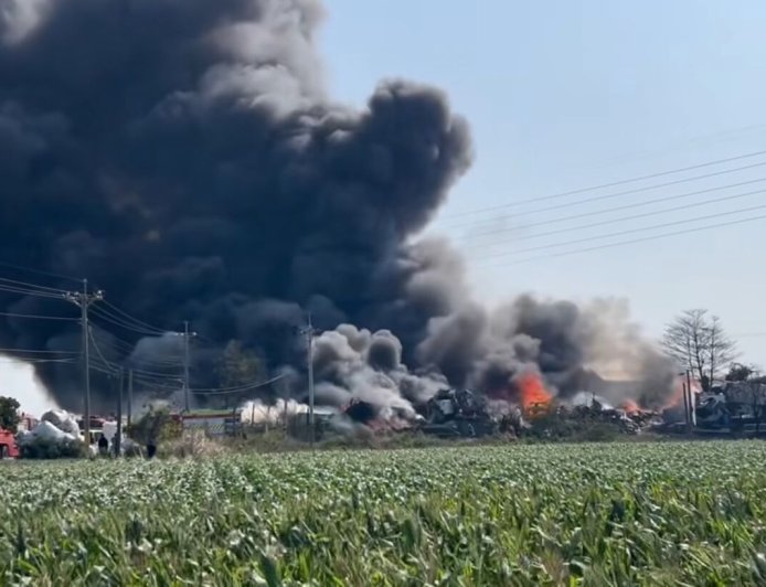 快訊／雲林回收場大火濃煙衝天　消防搶救急喊：戴口罩關門窗