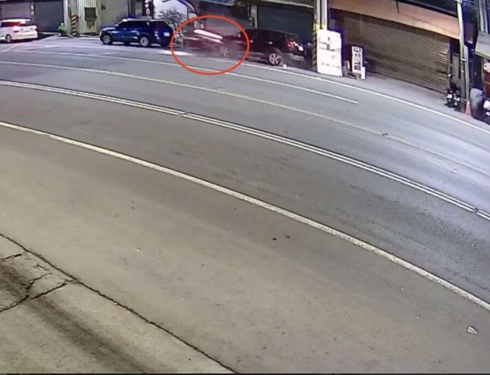 獨／酒駕爆表撞噴畫面曝！機車男翻2圈滑10m...躺地一動也不動