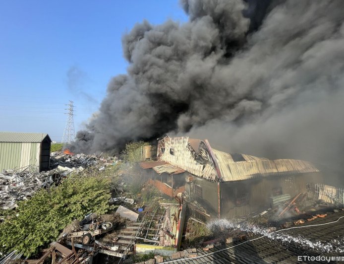 雲林褒忠資源回收場大火！黑煙直衝天際　4縣市聯手搶救