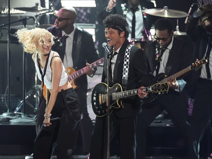 Rosé疊搭Tiffany珠寶展搖滾魅力　高唱〈Apt.〉嗨翻葛萊美