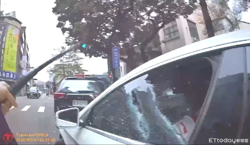 通緝才1天就被攔！賓士男拒檢「倒退撞機車」跑了　警全面追緝