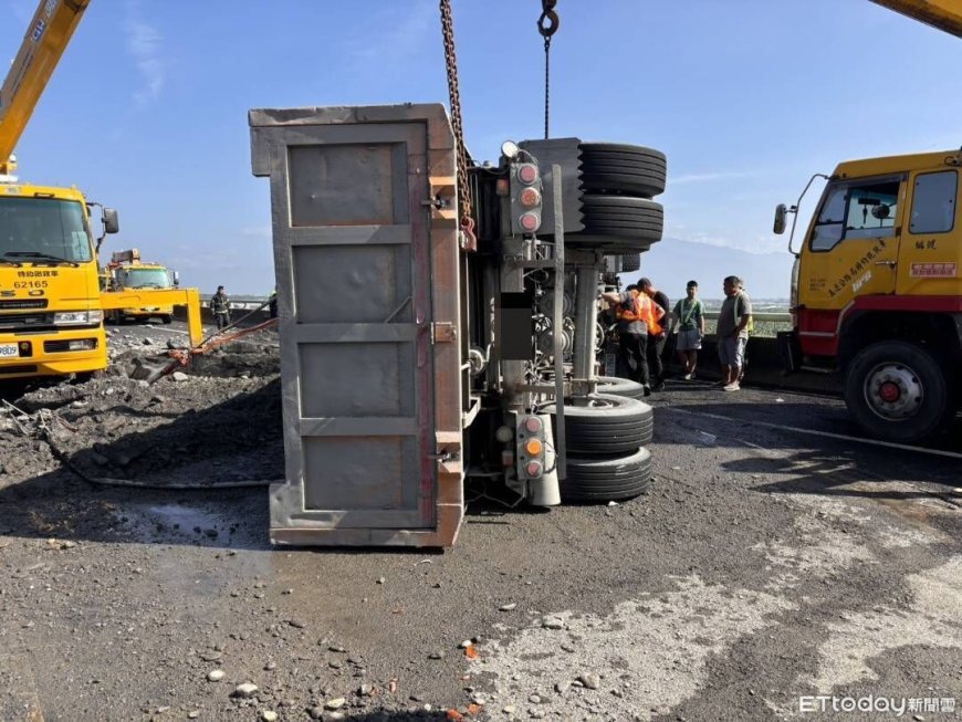 國3長治路段聯結車翻覆「砂石噴滿地」　側翻躺路中狂塞3小時