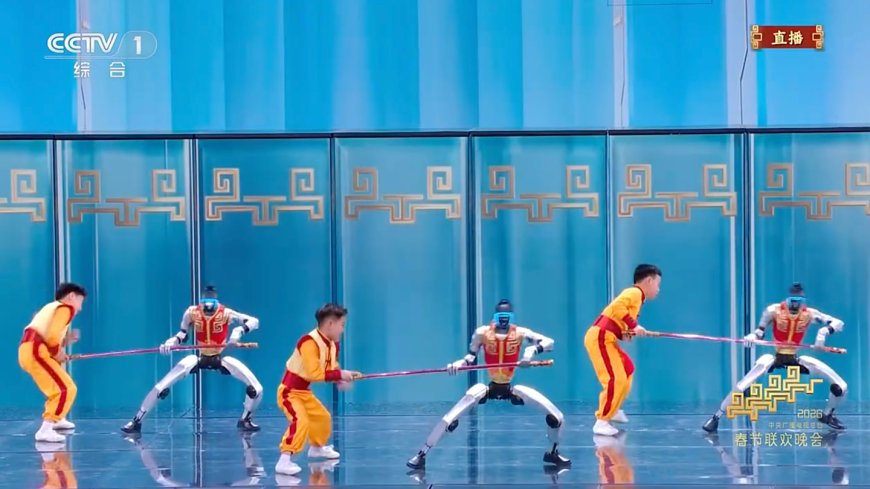 宇树机器人春晚后台排练花絮公开，H2 身着大圣重甲脚踏“筋斗云”亮相