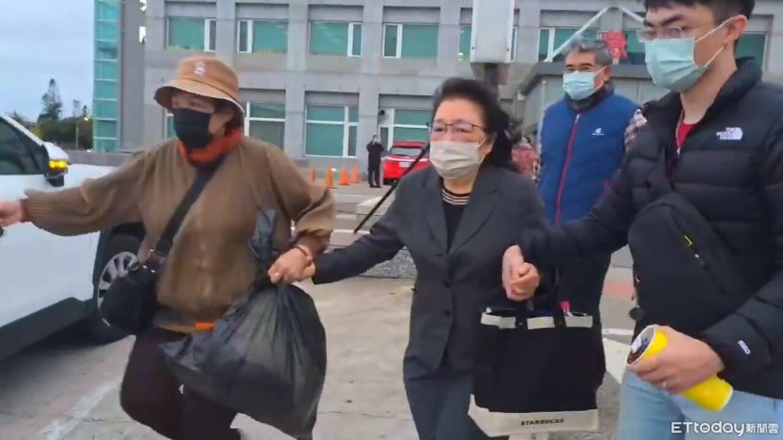 澎湖縣長陳光復重摔！妻子陪同送高雄治療　救護車前往機場畫面曝