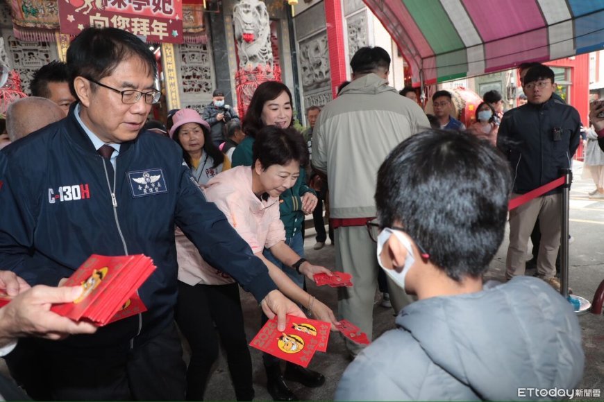黃偉哲大年初一走春新化朝天宮　敲第一鑼鼓發紅包迎馬年