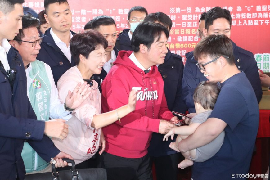 賴清德首站台南麻豆代天府發紅包　黃偉哲陪同向鄉親拜年