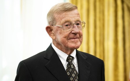 Legendary college football coach Lou Holtz dead at 89