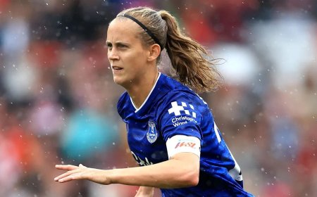 'Like being stabbed in stomach' -Everton's Snoeijs on endometriosis