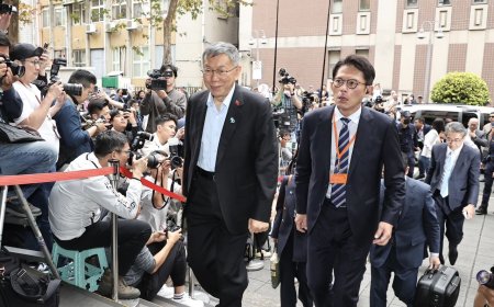 全程站立聽判！柯文哲聽到一審17年「表情瞬間凝重」又微笑
