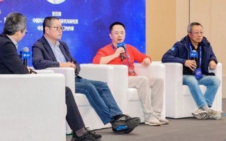 周鸿祎对话刘慈欣：人类不发展 AI 将导致文明停滞，“百亿智能体”将成新物种