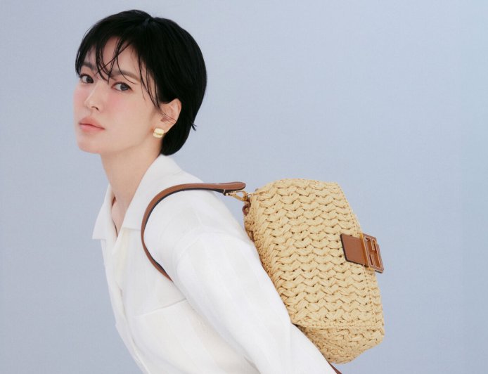 宋慧喬新造型太清爽！白色套裝＋FENDI草編包Baguette　新款詢問度破表