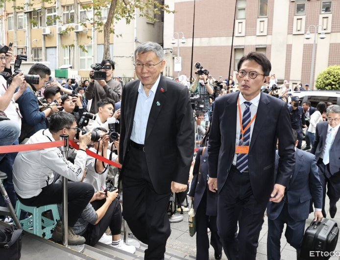 全程站立聽判！柯文哲聽到一審17年「表情瞬間凝重」又微笑