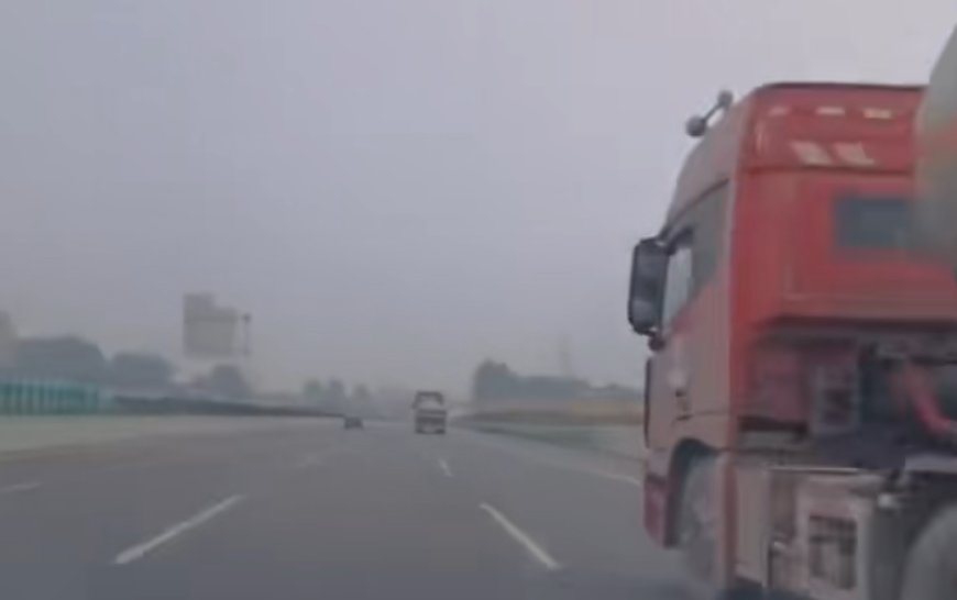 奔驰E300车主过度信任智驾 以为会自动减速结果撞上变道货车