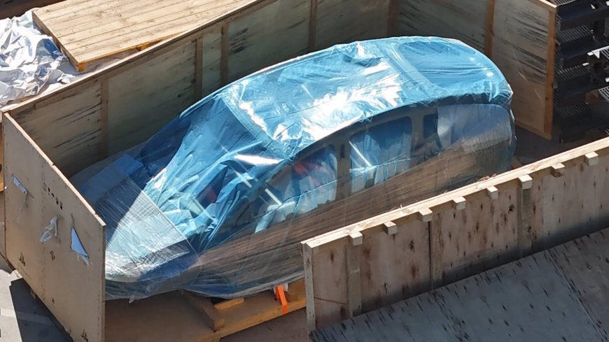 疑似特斯拉 Model Y L 车身现身得州超级工厂，马斯克曾称短期不会登陆美国