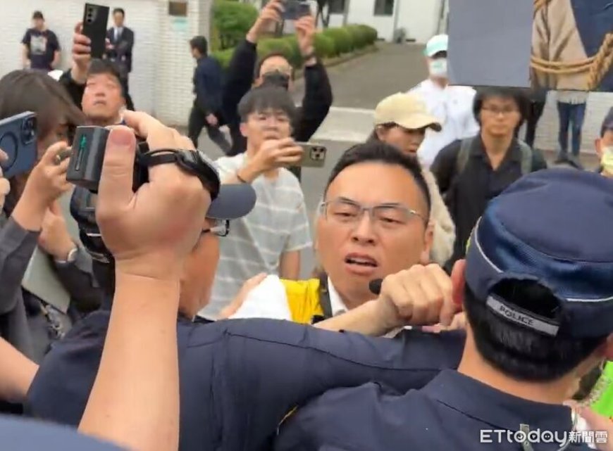 柯文哲遭判17年...新黨游智彬法院外砸水球　和員警爆衝突