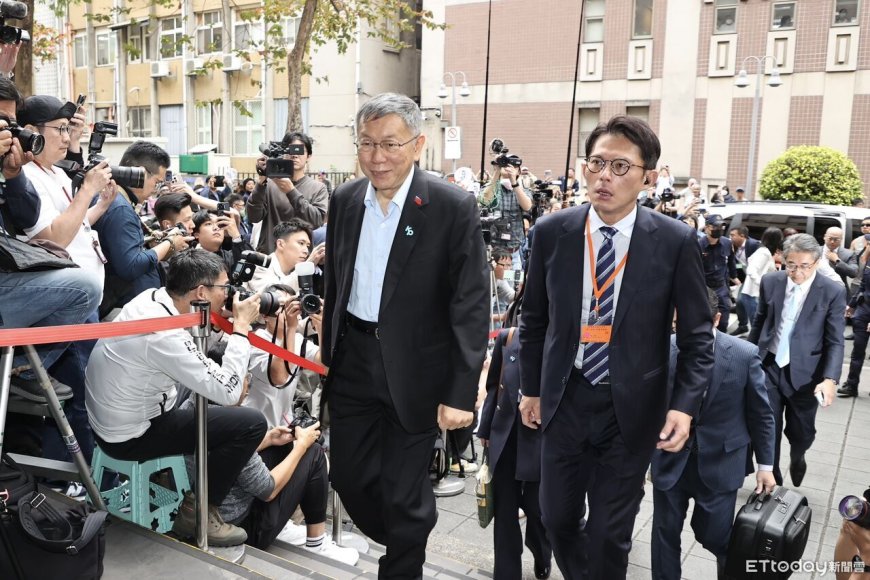 全程站立聽判！柯文哲聽到一審17年「表情瞬間凝重」又微笑