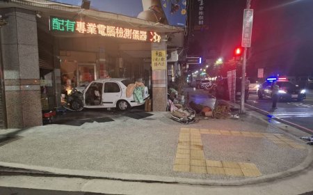 自小客撞BMW失控衝進修配廠！還鏟翻4機車　駕駛受困腳骨折