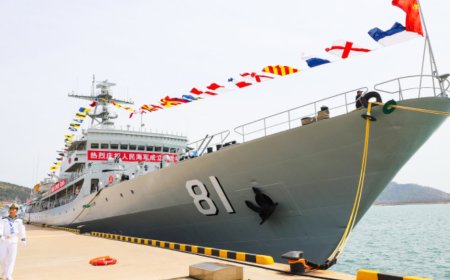 旅顺港见证：新老战舰“同框”庆海军节