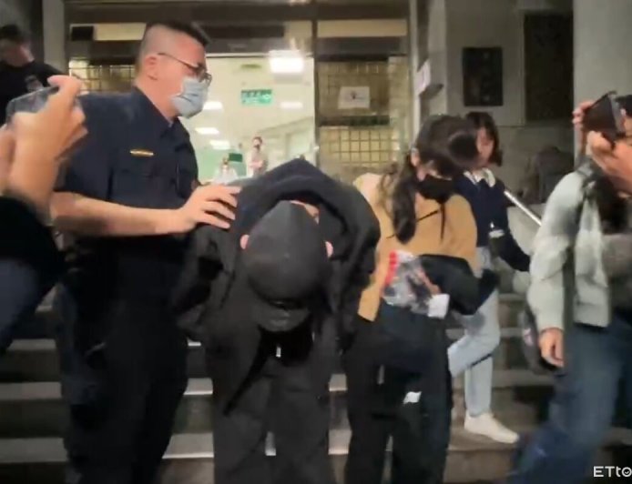 快訊／王子湊到50萬交保　「90度鞠躬」道歉離開地檢署