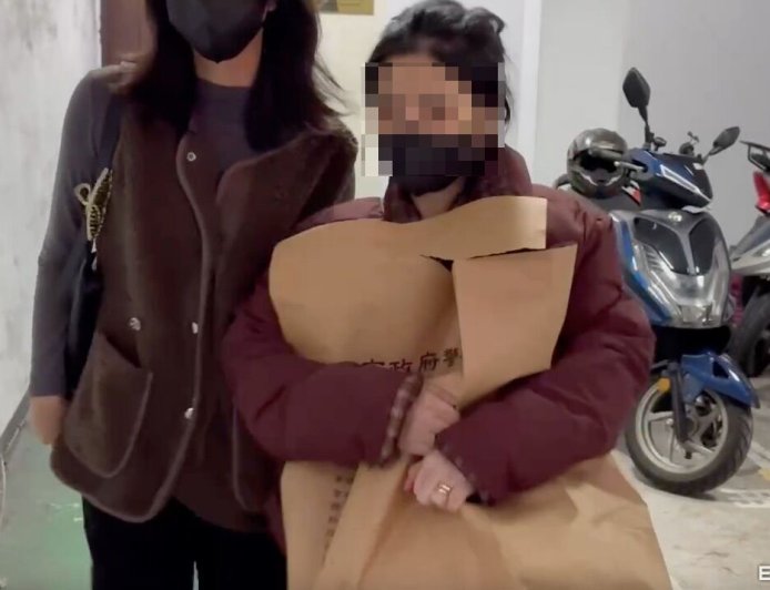 35歲男慘遭聯結車「分屍」！妻淚眼指認…遺物捧胸前悲痛離開