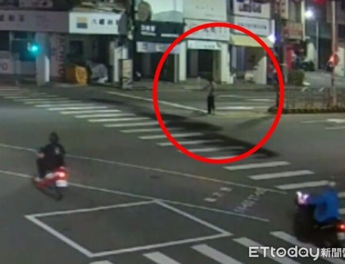 午夜推點滴架站路口不動「以為恐怖片」　竟是肚子餓溜出醫院