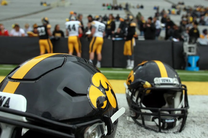 Iowa football lands commitment from defensive lineman Tommy Riordan