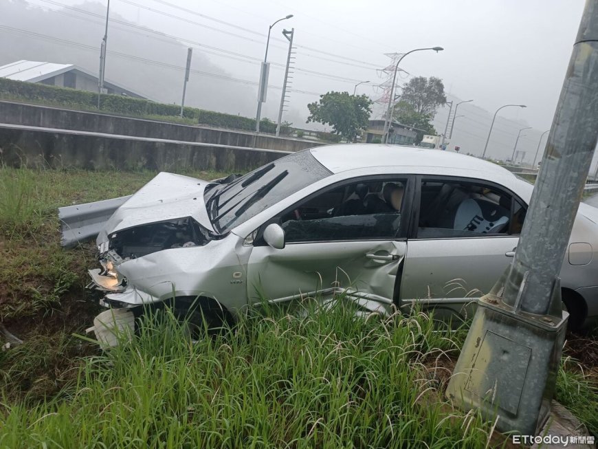 疑雨天路滑失控！國6草屯段小客車遭撞衝出邊坡　車頭全毀畫面曝