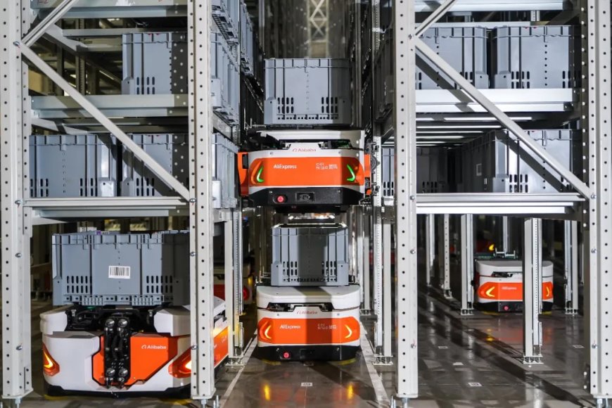 10 秒爬上 5 层楼高货架，菜鸟发布首款自研“攀爬机器人”ZeeBot