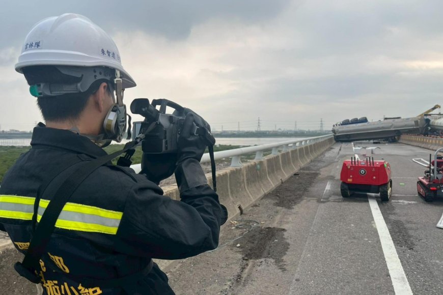 台61線醋酸甲酯槽車翻覆　化學署「履帶式偵檢機器人」深入危險熱區