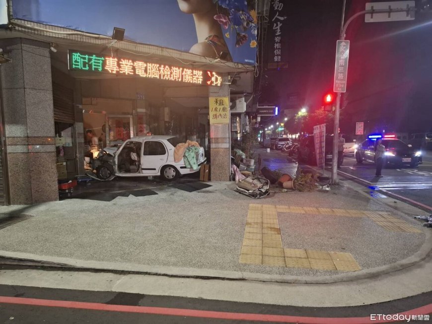自小客撞BMW失控衝進修配廠！還鏟翻4機車　駕駛受困腳骨折