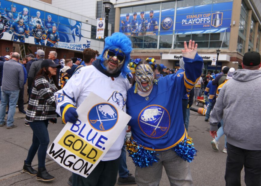 Buffalo crowd sings ‘O Canada’ in powerful moment after mic failure