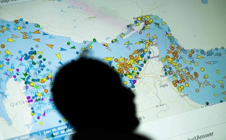 商船在霍尔木兹海峡爆炸起火 韩国称无人员伤亡