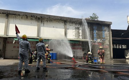 落實場所自我防護　新北消防造漆廠演練出動機器人