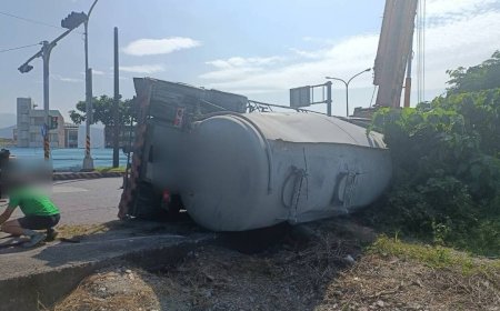 驚險畫面曝！曳引車載石灰「整台翻過去」　出動雙吊車救援