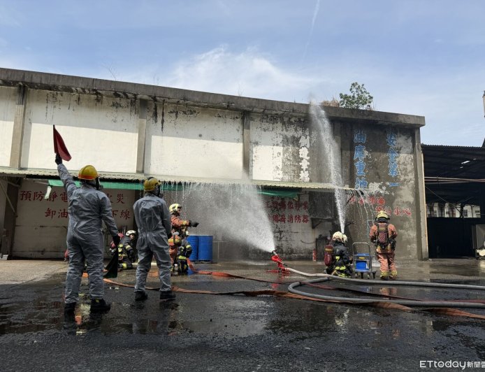 落實場所自我防護　新北消防造漆廠演練出動機器人