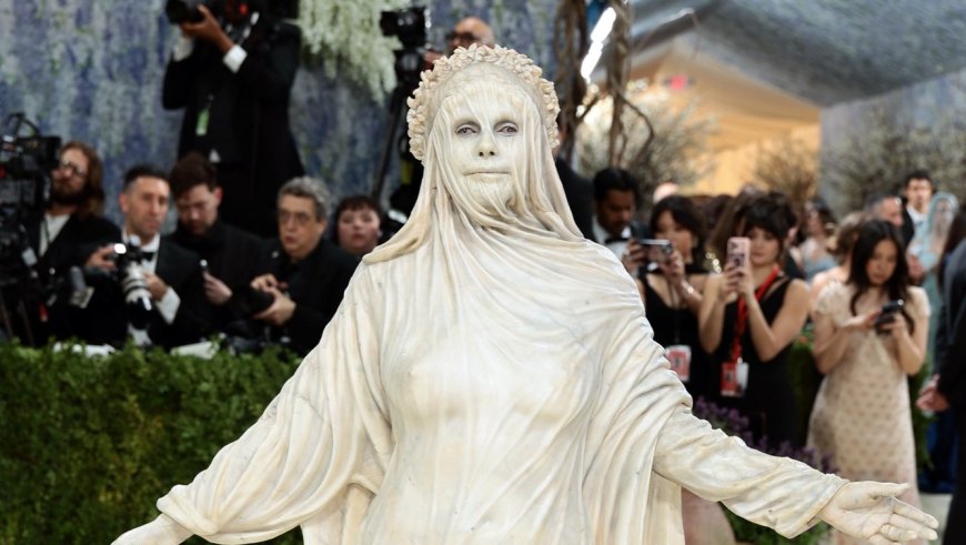 Heidi Klum Is Unrecognizable in Veiled Lady Look at the 2026 Met Gala