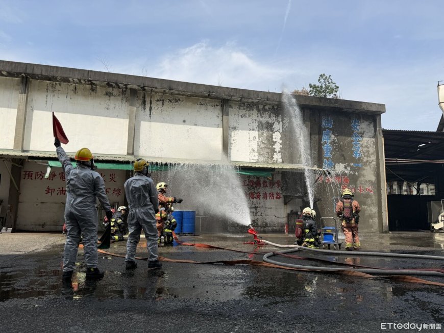 落實場所自我防護　新北消防造漆廠演練出動機器人